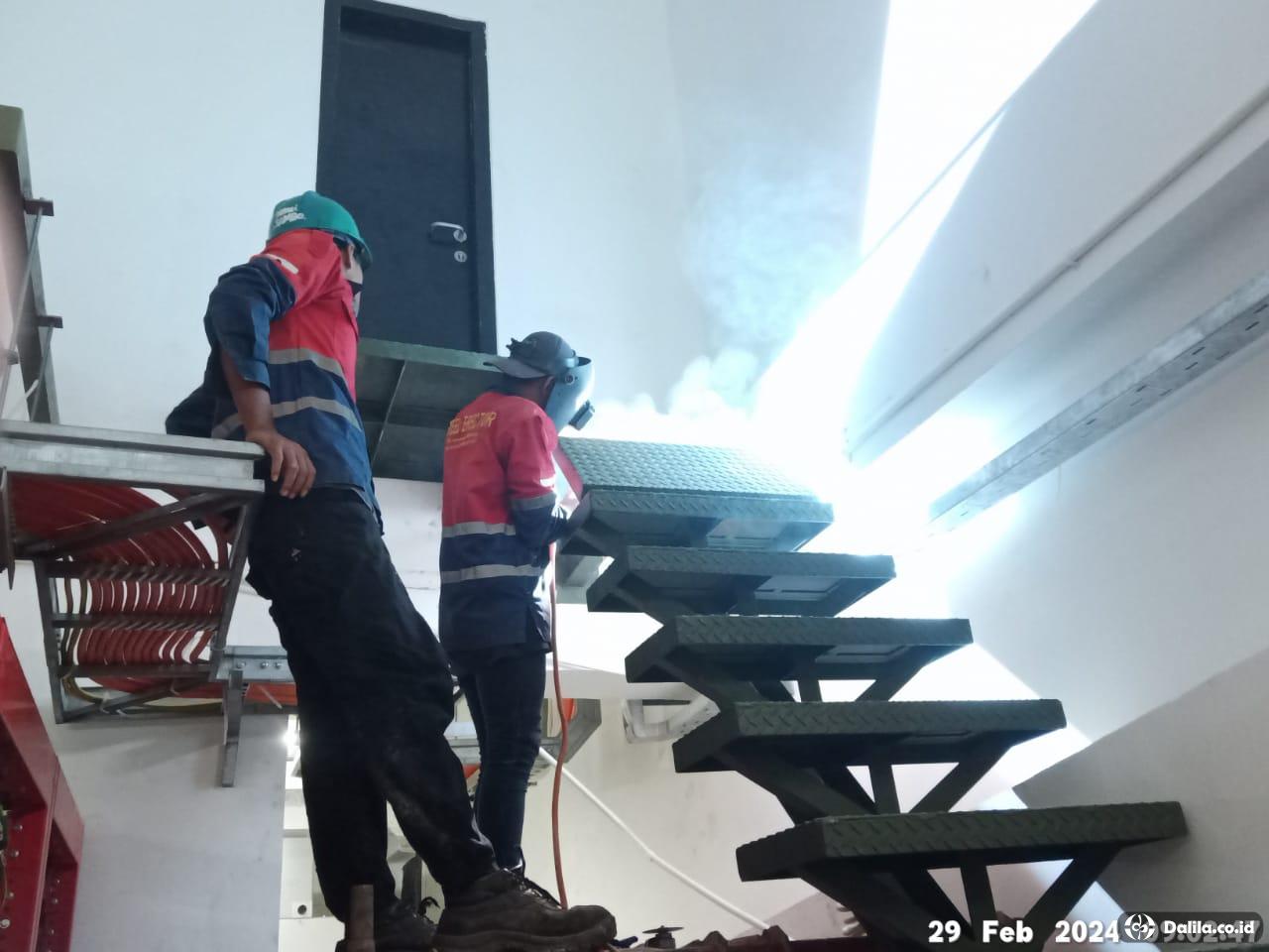 Pemasangan tangga  ruang genset.